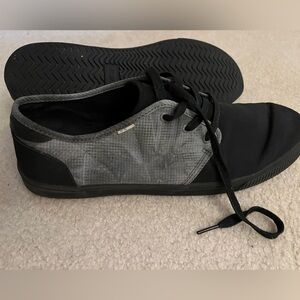 Toms Men's Black and Gray Low-Top Sneakers
